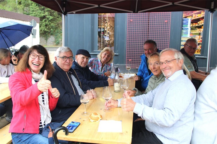 „Daumen hoch“ für das Altenahrer Weinfest.  Fotos: DU