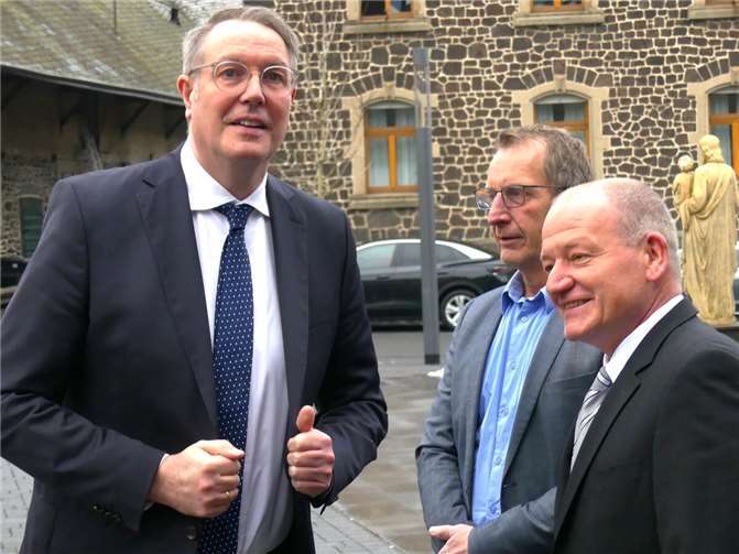 „Daumen hoch für das Sozial- und Kulturzentrum @Viedel!“ Gerd Klasen und Maximilian Mumm heißen Ministerpräsident Alexander Schweitzer willkommen.