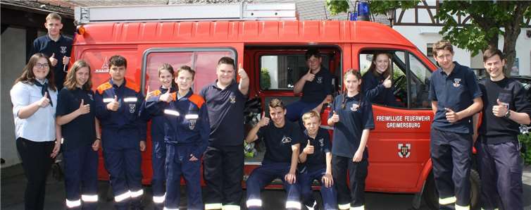 Daumen hoch für den Feuerwehrnachwuchs in Greimersburg, der sich neben seinen Übungen und Seminaren noch zusätzlich ehrenamtlich im Dorf engagiert. -TE-