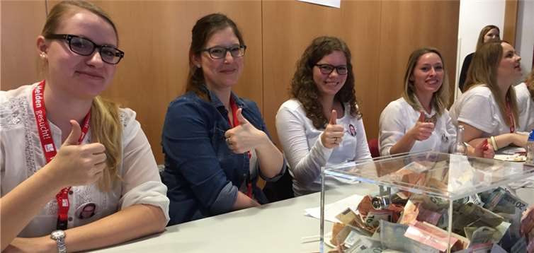 Daumen hoch für die Aktion und die vielen Hundert Spender, die sich im Escher TGZ einfanden.TE