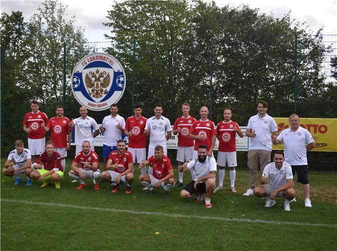 Daumen hoch für die Saisoneröffnung: Die Spieler vom FC Lokomotive Montabaur waren zufrieden. Fotos: privat