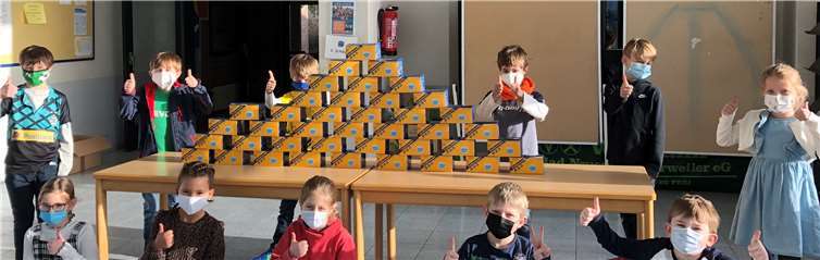 Daumen hoch für die Spende der Dahlien-Apotheke. Foto: Grunschule Ringen