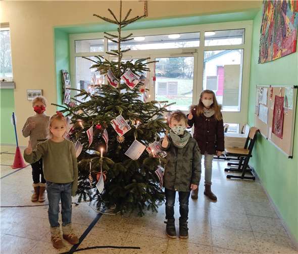 Daumen hoch für die Weihnachtswunschbaum-Aktion der Marienschule Breitscheid. Foto: privat