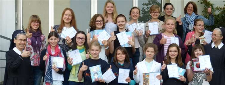 Daumen hoch für die guten Leistungen beim Känguru-Wettbewerb. privat