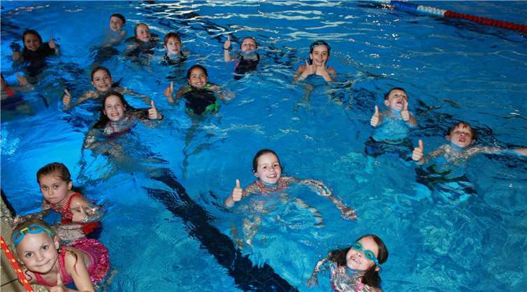 Daumen hoch für die hervorragende Arbeit der Jugendbetreuer. Die begeisterten Kinder wissen das Engagement von Nina und Simon zu schätzen.