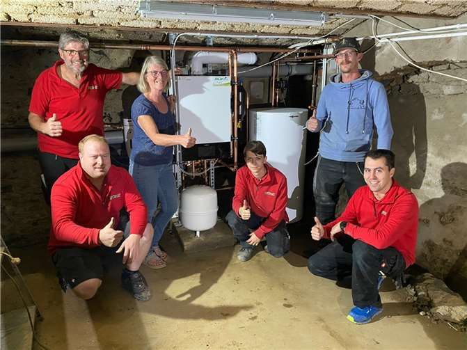 Neue Heizungen aus Bayern für das Ahrtal Daumen hoch für die neuen Heizungen und Warmwasserspeicher. Foto: privat