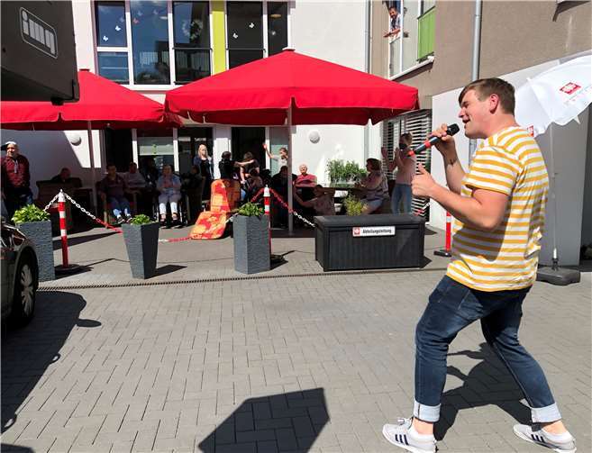 Daumen hoch für eine gelungene Aktion: Der ehemalige DSDS-Finalist Lukas Otte begeisterte die Bewohner und Mitarbeiter im Caritas-Wohnheim Haus am Quendelberg in Montabaur mit seinem kleinen Konzert „Schenk den Lukas“. Foto: privat