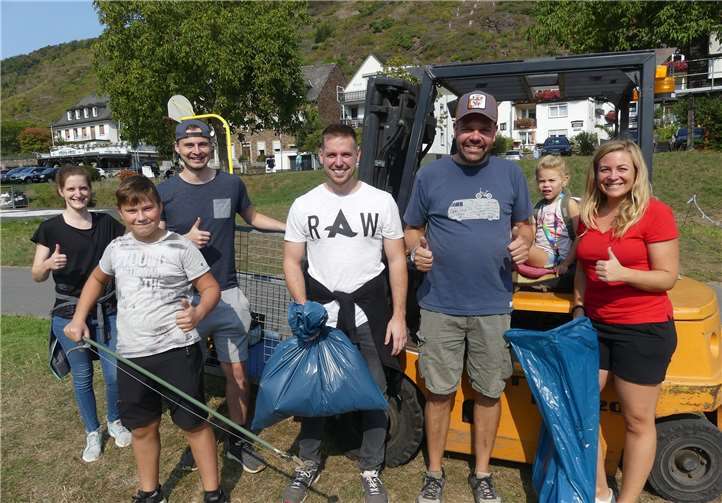 Daumen hoch für eine saubere Umwelt. Dieses Team engagierte sich in Valwig für die Aktion.