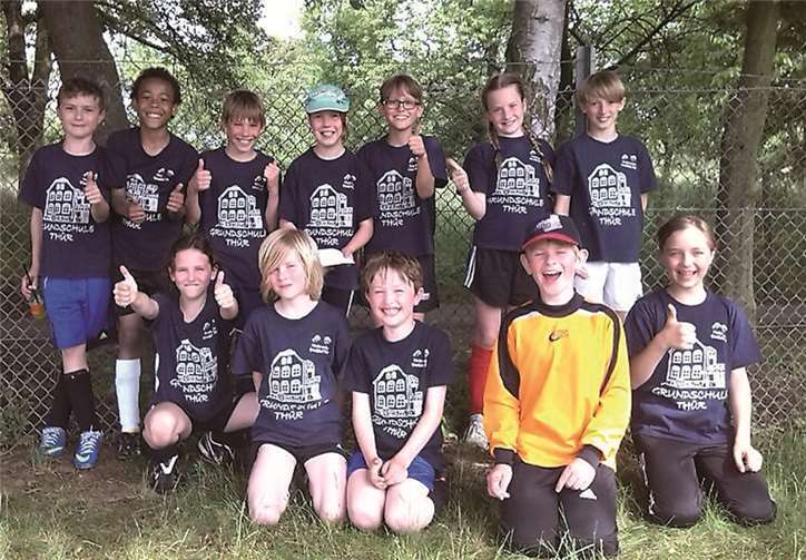 Daumen hoch für eine tolle Leistung. Angesichts des dritten Platzes hatte das Team der Grundschule Thür allen Grund zur Freude. privat