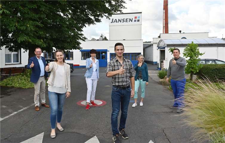 Daumen hoch für einen erfolgreichen Ausbildungsabschluss: (v.l.) Absolventin Bianca Marmann und Asbolvent Michael Bungart (vorne) mir ihen Ausbildern Geschäftsführer Peter Jansen, Gesellschafterin Alexandra Bardjasteh, Ursula Lindener und Florian Thelen. Foto: Hans-Jürgen Vollrath