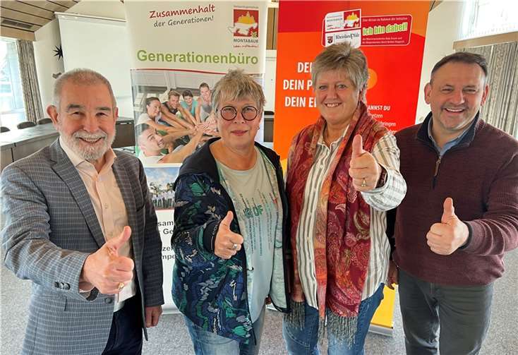 Daumen hoch fürs Ehrenamt (v. l.): Martin Annen, Judith Gläser, Generationenbeauftragte der VG Montabaur, Margit Chiera und Rainer Lehmler, Referent für Gemeindecaritas beim Caritasverband Westerwald-Rhein-Lahn, freuen sich auf den gemeinsamen Workshop „Ich bin dabei!“ der gleichnamigen Ehrenamtsinitiative, zu dem alle interessierten Bürgerinnen und Bürger am 17. März nach Montabaur eingeladen sind.  Foto: VG Montabaur/Holger Pöritzsch