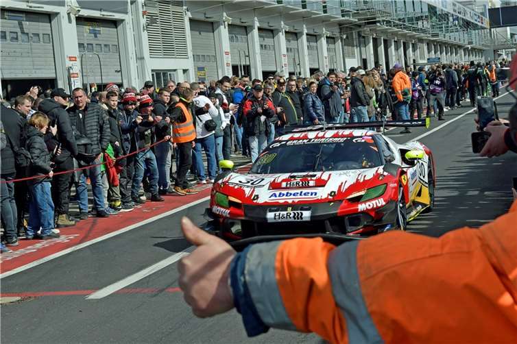 Daumen hoch nach dem ersten Einsatz des Ferrari 296 GT3 von Frikadelli Racing in der Grünen Hölle.