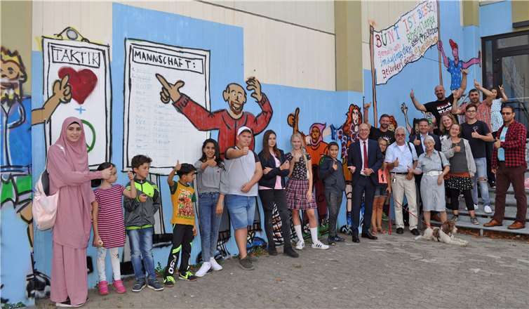 Daumen nach oben: Das Ergebnis des integrativen Graffiti-Sommerferienprojektes muss man gesehen haben.Stadt Meckenheim