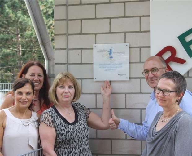 Daumen nach oben: Die Kindertageseinrichtung Villa Regenbogen ist Sprach-Kita, sehr zu Freude von Margit Bierbrauer, Carmen Heinemann, Luise Engelhardt, Bürgermeister Bert Spilles und Adelheid Pape-Brühl (v.l.). Stadt Meckenheim
