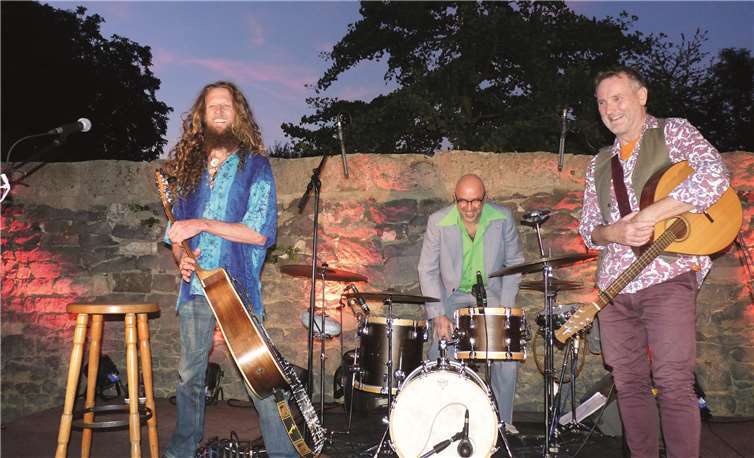 Dave Alley (l.), Jon Sanders (r.) und Dirk Peter Kölsch verwöhnten das Mendiger Publikum mit handgemachter Musik vom Allerfeinsten. Fotos: FRE