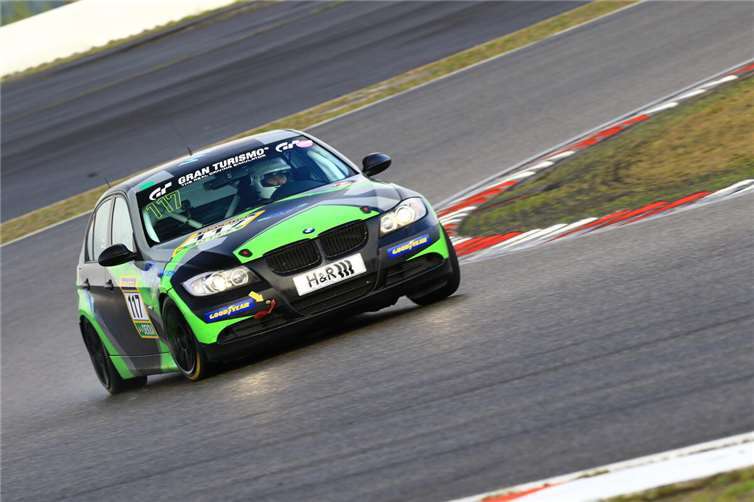 Dave Cox am Steuer des BMW 325i. Fotos: Andreas Krein