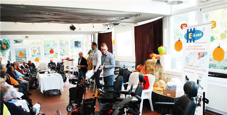 David Bahles und sein Team von E-Lobil boten im Festsaal des Maranatha geballte Information rund um die E-Mobilität und auch Probefahrten im Außenbereich. Foto: BL