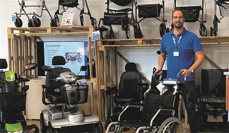 David Bahles zeigt eine Auswahl des breit gefächerten Sortiments. Fotos: privat