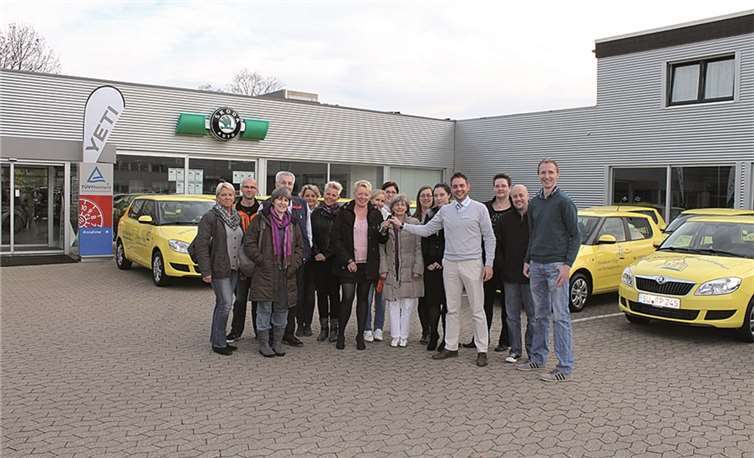 David Balkhausen (4.v.r.) vom Skoda-Verkauf übergab den symbolischen Schlüssel für 14 neue Skoda Fabia an Angelika Schlösser, Mitinhaberin des Rheinbacher Pflege- und Betreuungsteams. WP