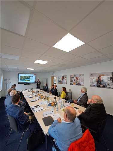 David Bongart präsentiert den Beiratsmitgliedern das Nachhaltige Tourismuskonzept 2025.  Foto: privat