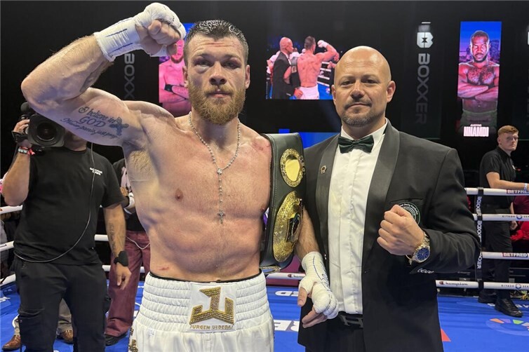 David Boskovic (re.) mit dem Weltmeister im Cruisergewicht Juergen Uldedaj (li.) nach dessen erfolgreicher Titelverteidigung.