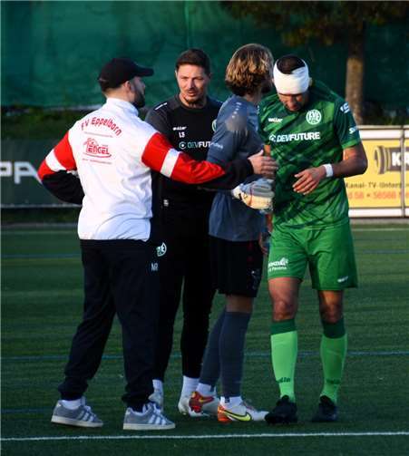 David Eberhardt konnte nach dem schweren Zusammenstoß mit Teamkollegen Lukas Müller immerhin wieder auf eigenen Beinen vom Platz gehen. Die Gäste - hier Trainer Maximilian Rupp - zeigten sich als faire Sportsmänner.