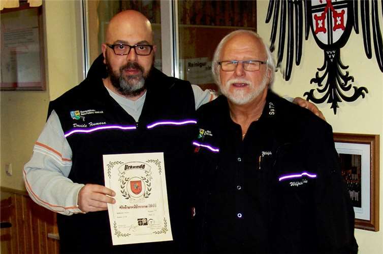 David Fiumara erhält vom Vereinsvorsitzenden Urkunde und Sachpreis für den dritten Platz.