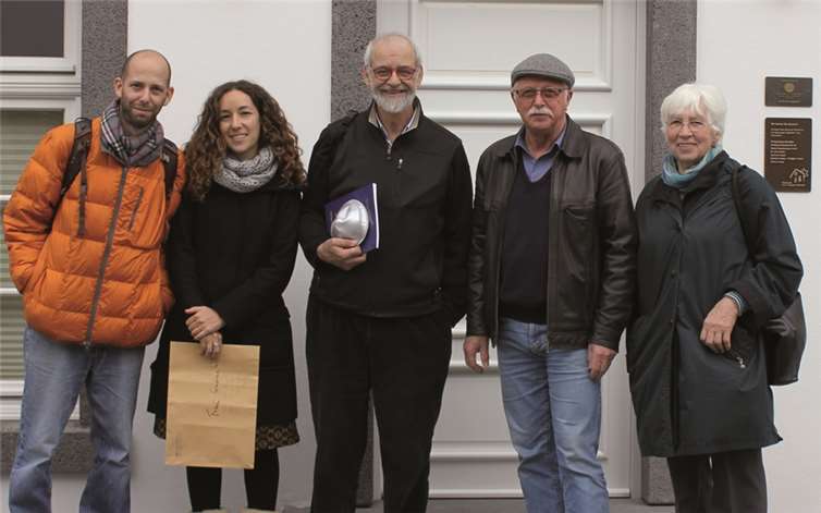 David Friesem, Nony Lavi-Friesem, Claude Friesem, Richard Keuler und Maria Gromke vor der ehemaligen Synagoge Niederzissen.privat