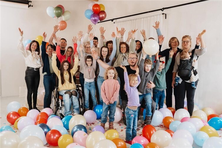 David Hück (Mitte) möchte kranken Kindern Mut machen.  Foto: privat