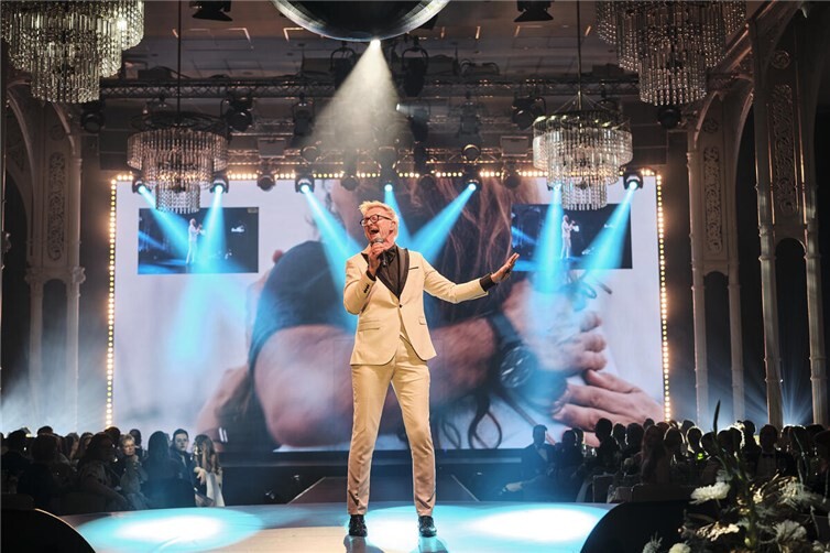 David Hück auf der Bühne.  Foto: Capture Life Photo & Film via Wedding King Awards