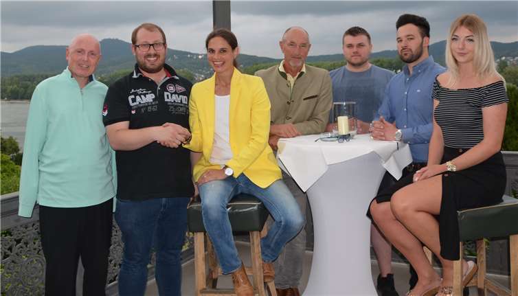 David Jacobs (2. v.li.) ist der neue Mann im Kreistag: Er ist für Christina Steinhausen nachgerückt, die ihm gratuliert und sich für ihn freut. Jacobs komplettiert nun die FDP-Fraktion, die neben ihm aus Ulrich van Bebber (li.) sowie Dominik Graf von Spee (4. v.li.) besteht. Stolz auf „ihren David“ sind auch die Jungen Liberalen, die ihm ebenfalls gratulierten. Foto: privat