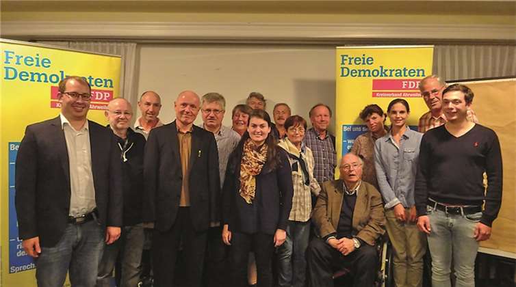 David Jacobs (l.) und Ulrich van Bebber (4.v.r.) sind Kandidaten der FDP im Kreis Ahrweiler für den Landtag, Ersatzkandidaten sind Jasmin Wexeler (Mitte) und Ralf Kössendrup (5.v.r.).privat