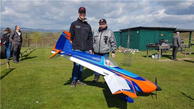 David Juchem und Johannes Juchem vom Modelsportclub Mülheim-Kärlich präsentierten der Wandergruppe ihr schönes Hobby. Bei tollem Frühlingswetter wurde natürlich auch eine Flugshow gezeigt.