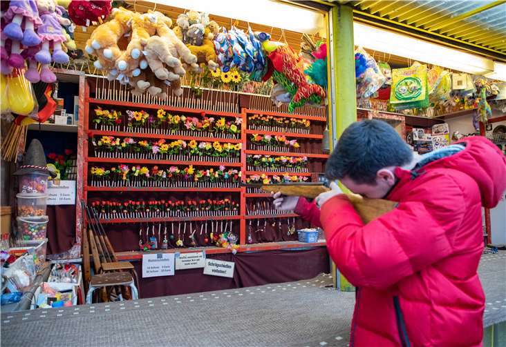 David Jung testete an der Schießbude seine Zielsicherheit.