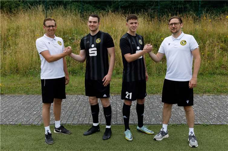 David Kreuzberg heißt Benjamin Brandt willkommen und Yannik Seibold wird von Jörn Kreuzberg in den Reihen der GSG begrüßt (v.l.). Foto: Andreas Thun