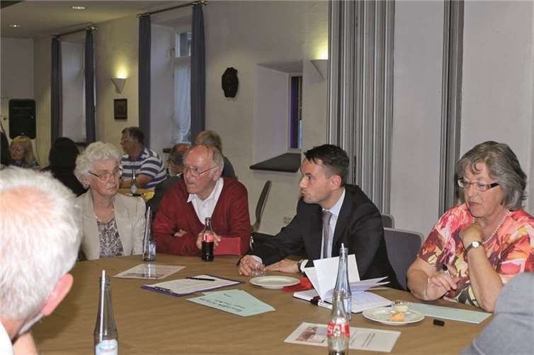 David Langer diskutierte intensiv mit: David Langner, Staatssekretär am Tisch zum Thema „Ärztliche Versorgung“.