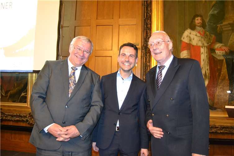 David Langner wird neuer Stadtchef David Langner (Mitte) wird ab Mai 2018 neuer Oberbürgermeister von Koblenz. Foto: U. Weiner