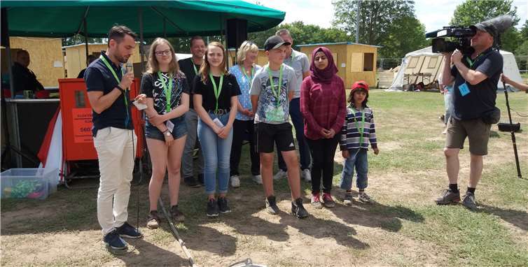 David Langner, Oberbürgermeister der Stadt Koblenz, machte sich mitsamt Fernsehteam ein Bild von der Stadt.