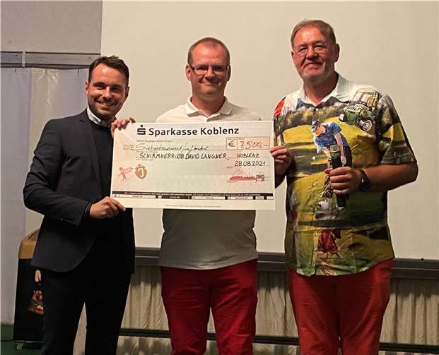David Langner, Oberbürgermeister der Stadt Koblenz nahm den Spendenscheck von Christian Johann und Franz-Josef Möhlich entgegen. Foto: privat