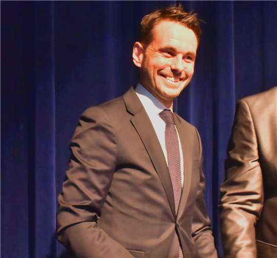 David Langner hat allen Grund zum Strahlen, denn er wurde gerade von Dr. Hofmann-Göttig zum neuen Koblenzer Oberbürgermeister ernannt.