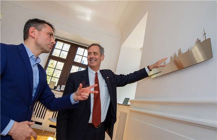 David Langner (links) erklärte US-Generalkonsul Norman Thatcher Scharpf (rechts) bei seinem Antrittsbesuch im Koblenzer Rathaus die Sehenswürdigkeiten der Rhein-Mosel-Stadt, die als Skyline-Darstellung im Büro des Oberbürgermeisters zu finden sind. Foto: Stadt Koblenz/Andreas Egenolf