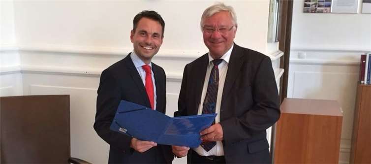 David Langner (links) übergab Oberbürgermeister Joachim Hofmann-Göttig in dessen Dienstzimmer seine Bewerbung. privat