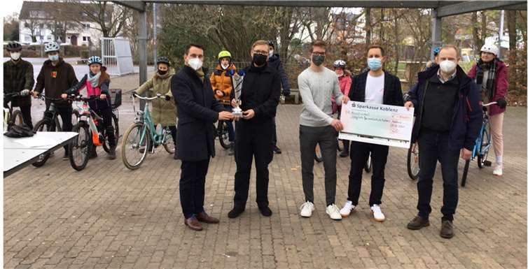 David Langner übergibt den Wanderpokal an die IGS Koblenz.Quelle: Stadt Koblenz