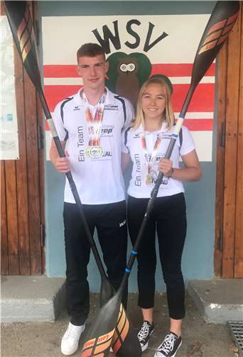 David Möntenich (li.) und Jil Rübel präsentieren stolz ihre Medaillen von den Deutschen Meisterschaften. Fotos: privat