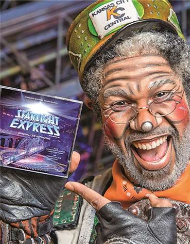 David Moore als Papa, die alte Dampflok, präsentiert die neue Starlight Express-CD. Jens Hauer