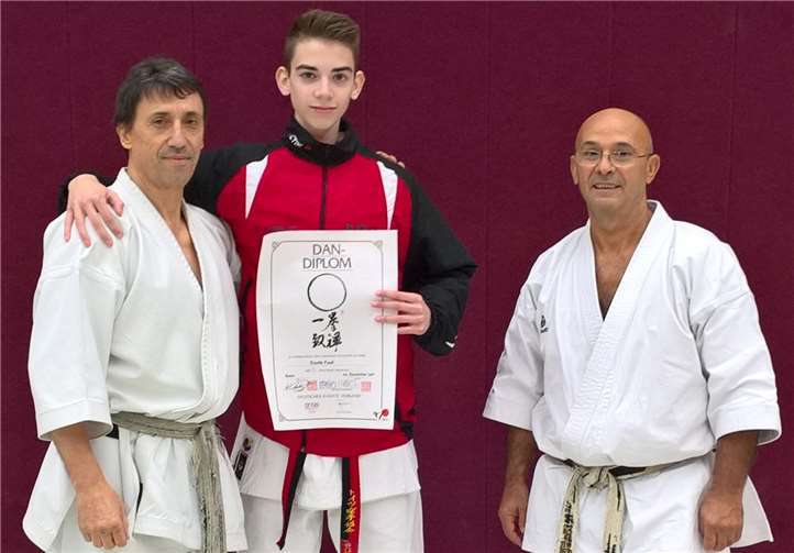 David Paul (Mitte) mit den Prüfern. Foto: privat