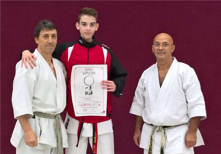 David Paul (mitte) mit den Prüfern. privat