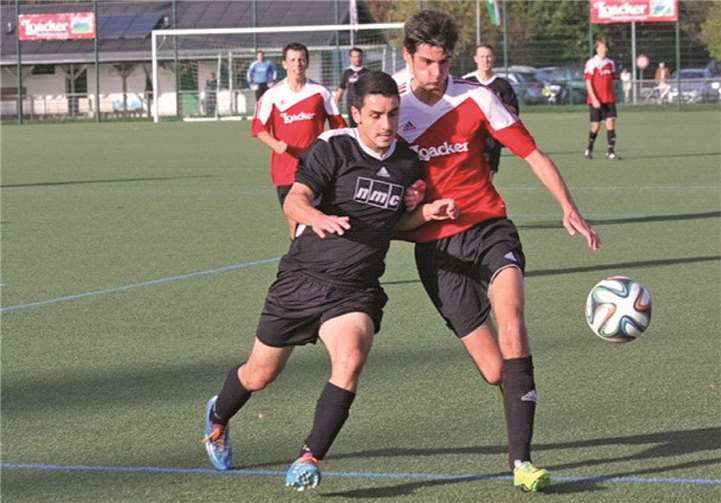 David Port im Zweikampf mit einem Ettringer Gegenspieler.privat