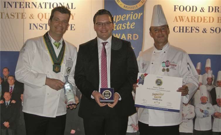 David Schilling (Mitte) nimmt den Superior Taste Award für Brohler Gourmet in Brüssel entgegen im Beisein von Andreas Becker (li.), Präsident - Verband der Köche Deutschland E.V. und Mr. Alan Coxon (re.) Chef BBC Television. privat