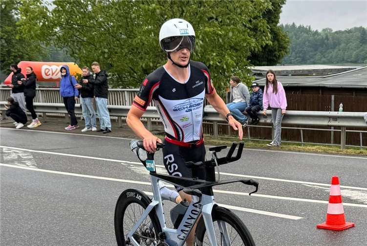 David Simon Simon in der Wechselzone mit seinem Zeitfahrrad beim Löwentriathlon.  Foto: Felix Diedrichs